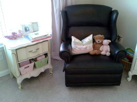 nursery 09 rocker & side table