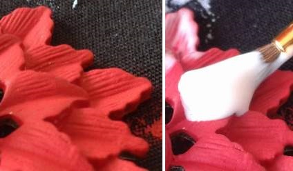 09 enameled necklace