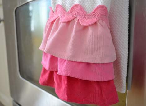 Valentine's Day ombre pink ruffle towel 01