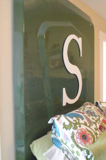 my brilliant friends trailer cover headboard 08