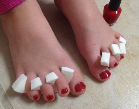 painting little toenails 05