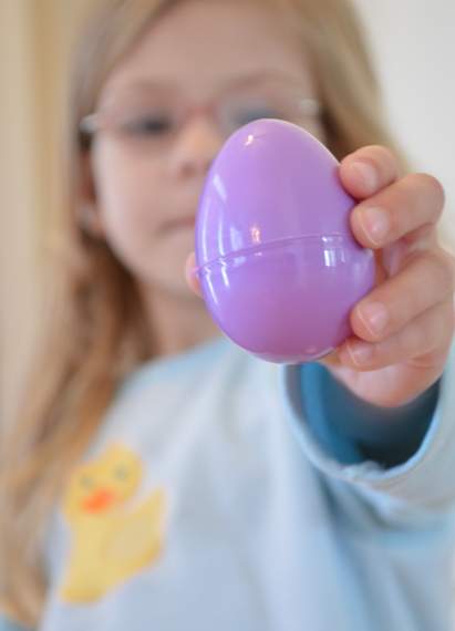 li'l bro's eggs-ercise hunt game 03